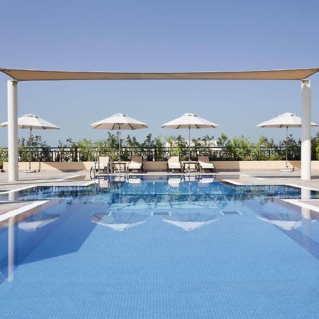 Moevenpick Hotel Apartments Al Mamzar Дубай Екстериор снимка The swimming pool at the hotel