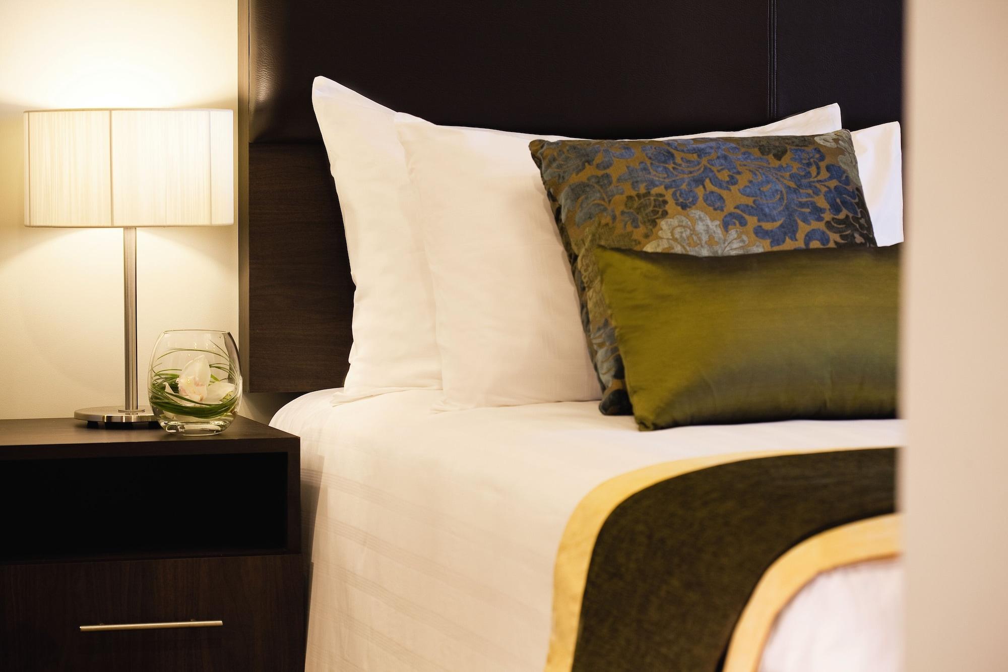Moevenpick Hotel Apartments Al Mamzar Дубай Екстериор снимка A bed with a throw