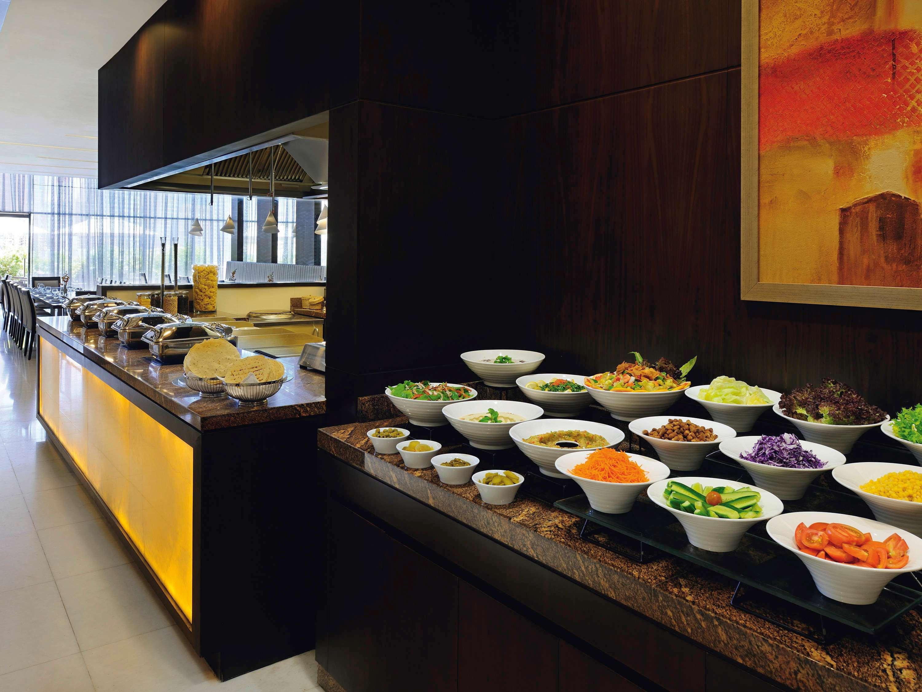 Moevenpick Hotel Apartments Al Mamzar Дубай Екстериор снимка A salad bar