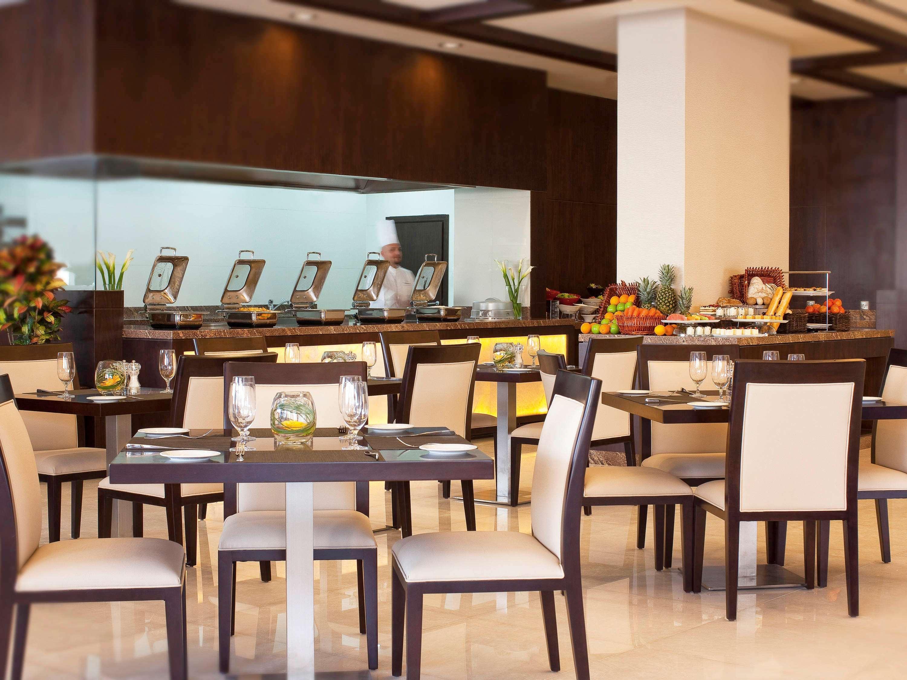 Moevenpick Hotel Apartments Al Mamzar Дубай Екстериор снимка The restaurant