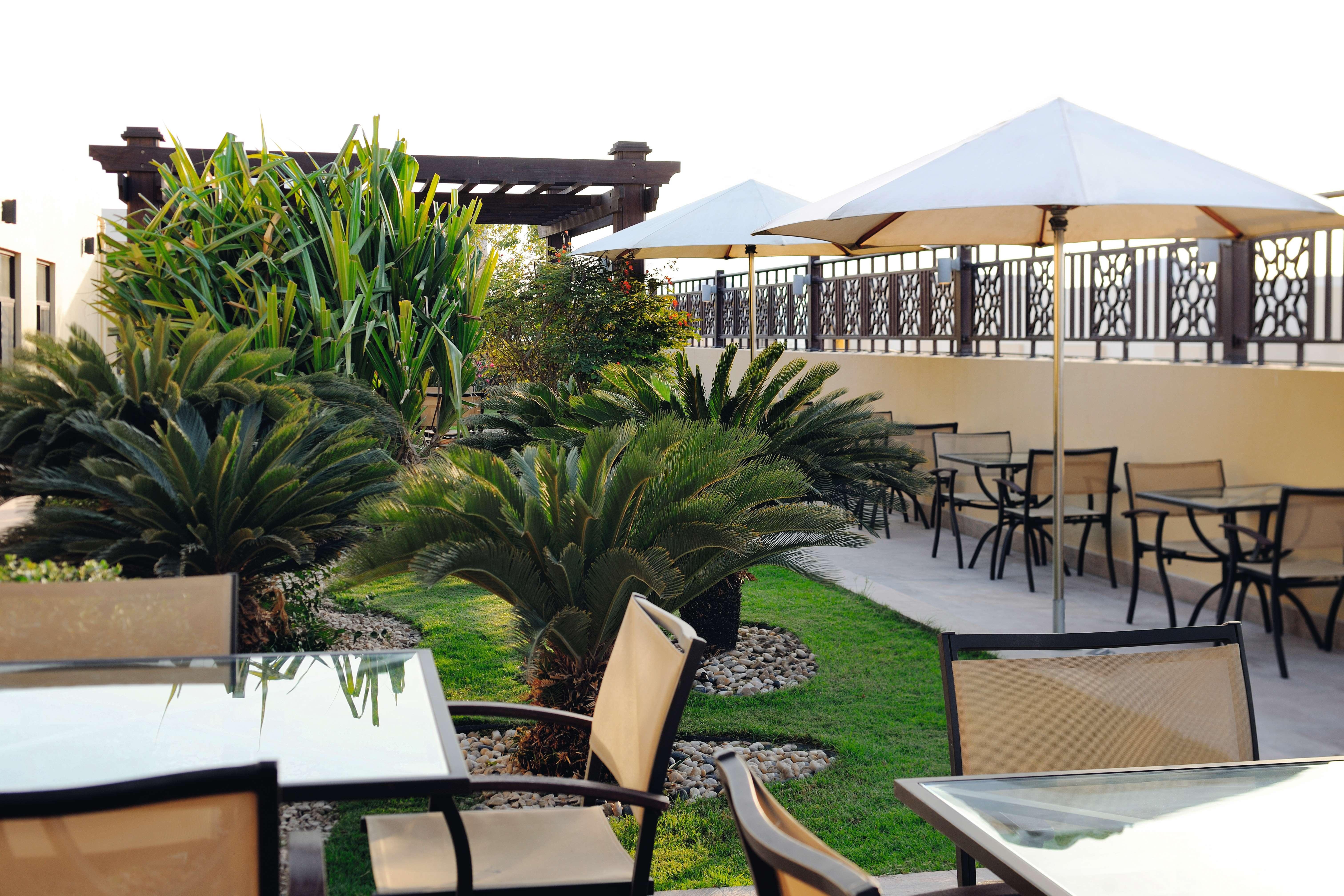 Moevenpick Hotel Apartments Al Mamzar Дубай Екстериор снимка The rooftop garden at the hotel