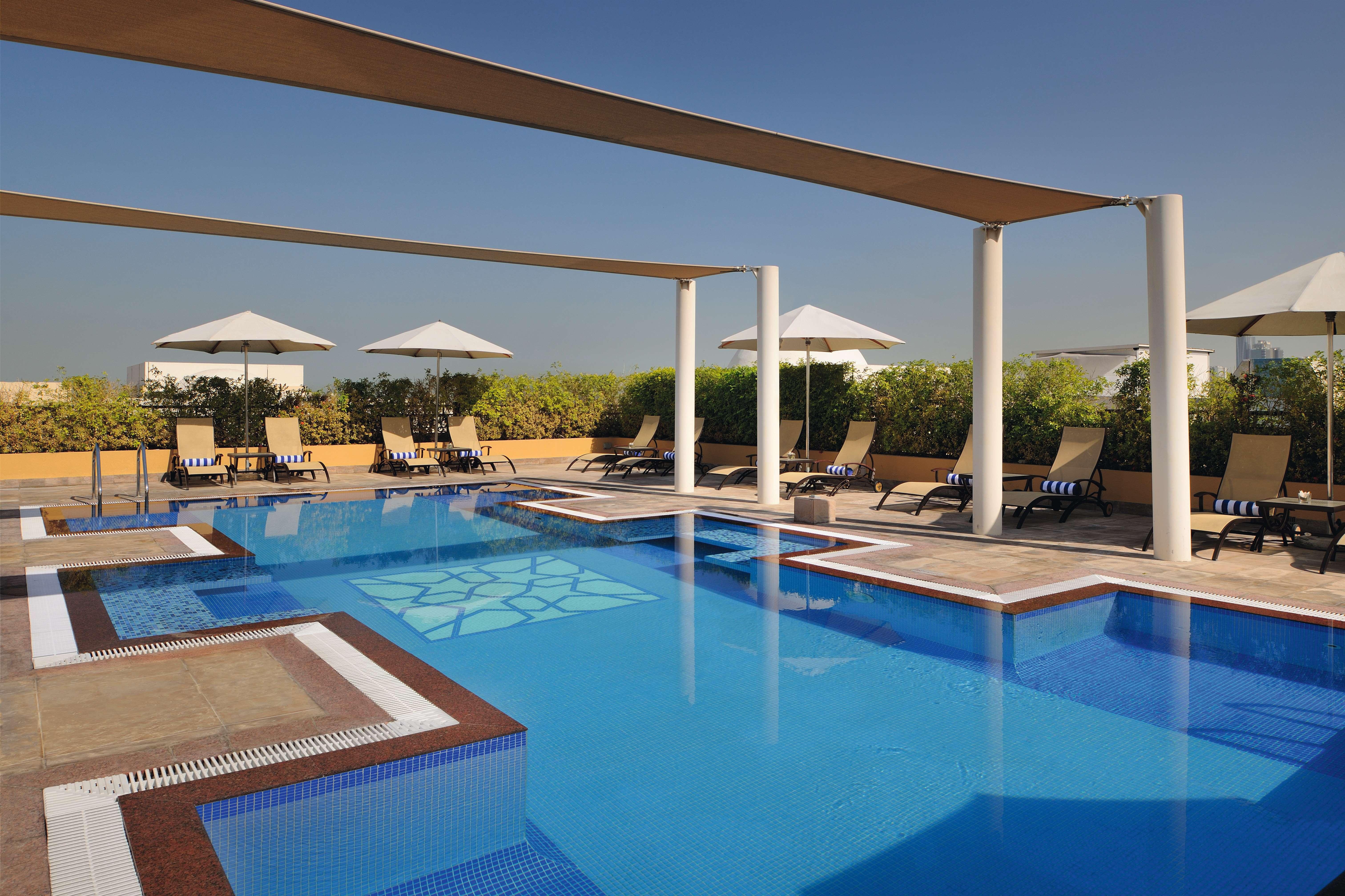 Moevenpick Hotel Apartments Al Mamzar Дубай Екстериор снимка The swimming pool at the hotel