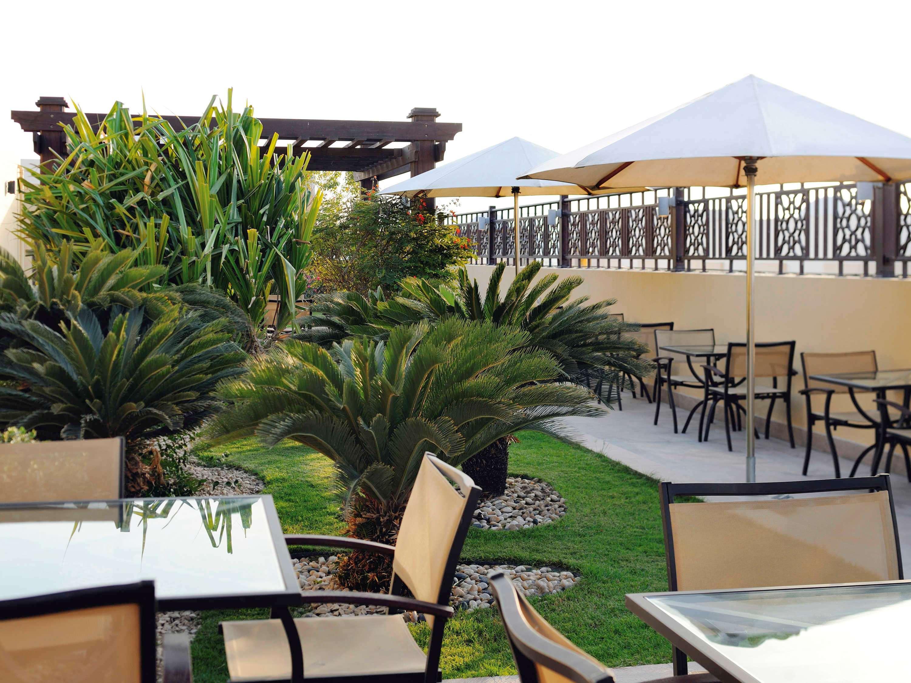 Moevenpick Hotel Apartments Al Mamzar Дубай Екстериор снимка The rooftop garden at the hotel