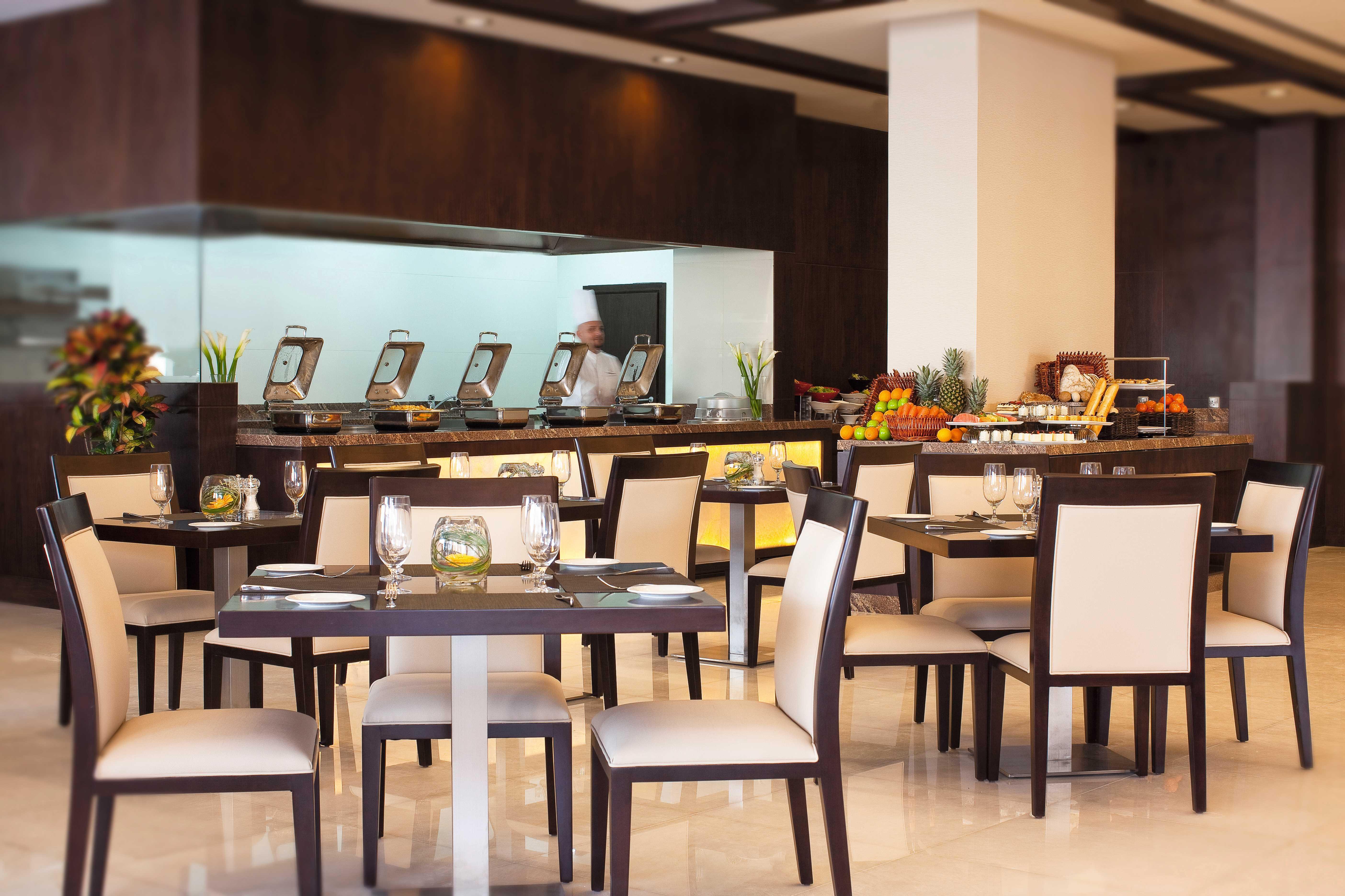 Moevenpick Hotel Apartments Al Mamzar Дубай Екстериор снимка The restaurant