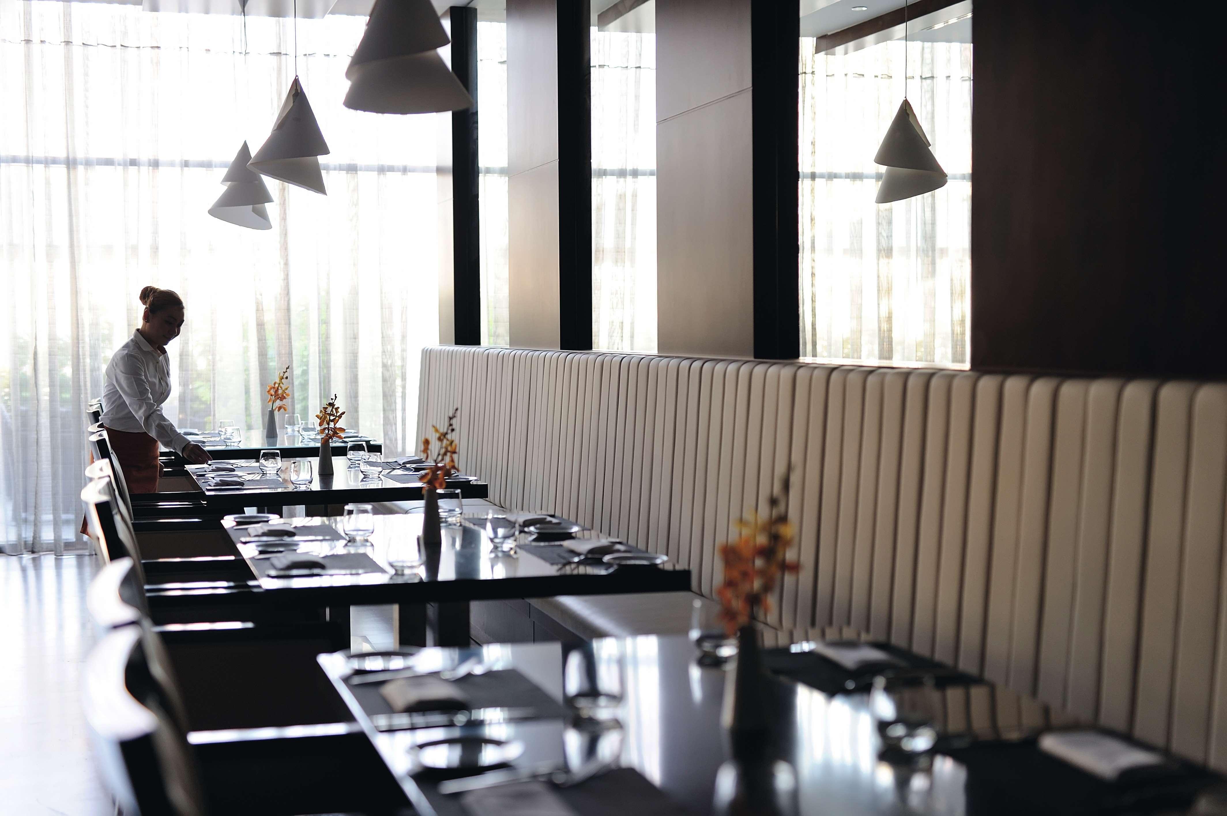 Moevenpick Hotel Apartments Al Mamzar Дубай Екстериор снимка Restaurant
