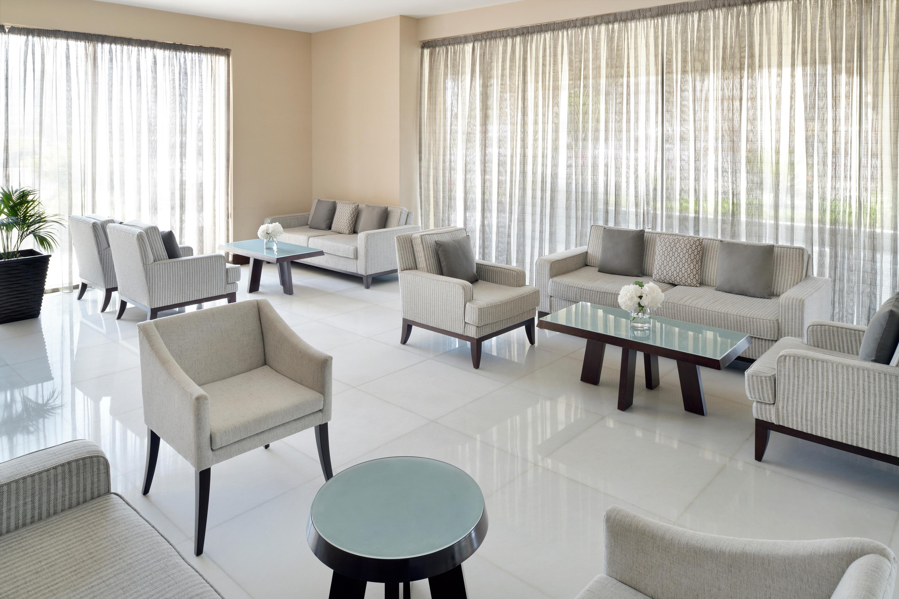 Moevenpick Hotel Apartments Al Mamzar Дубай Екстериор снимка The interior of the hotel