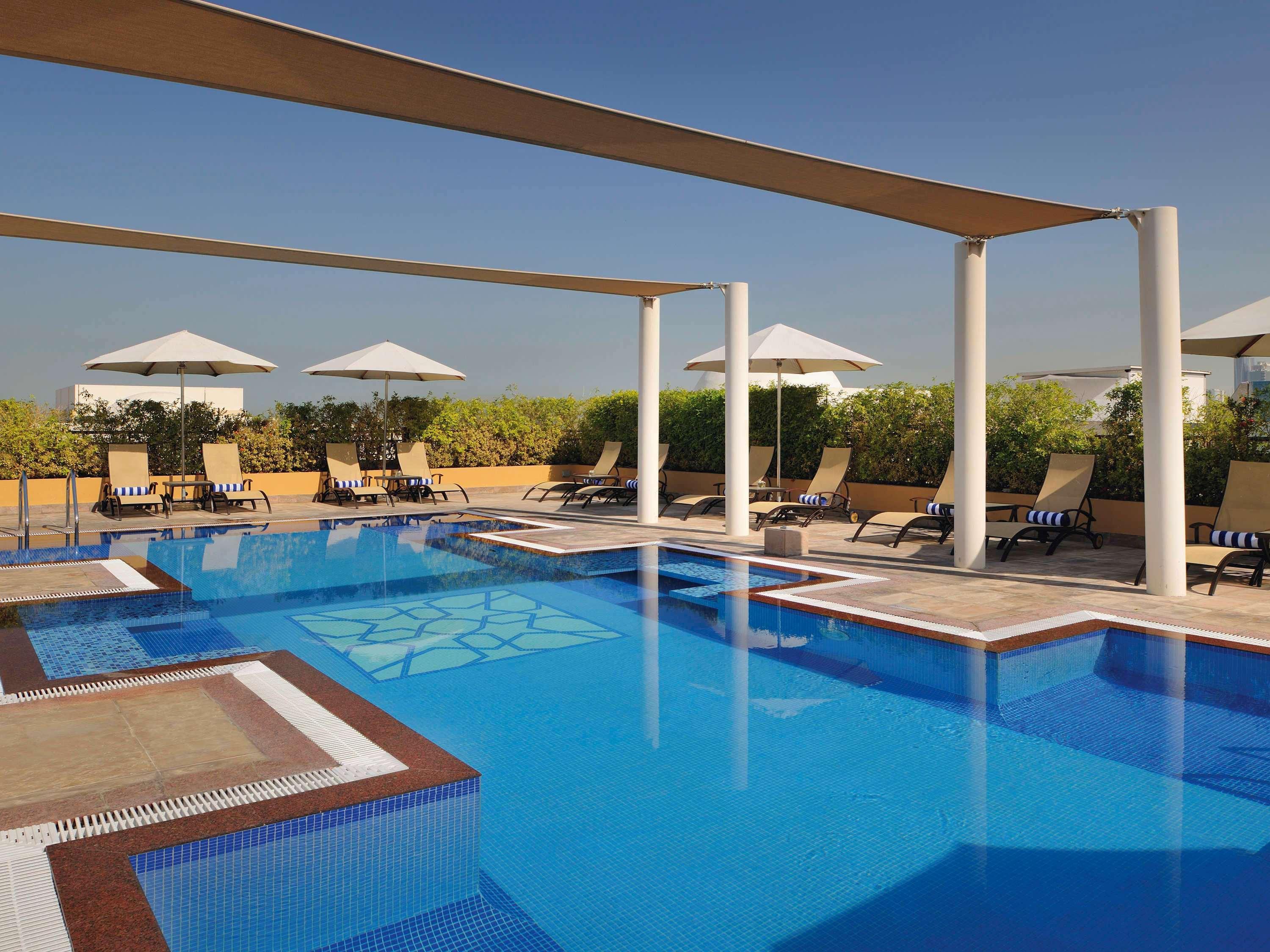 Moevenpick Hotel Apartments Al Mamzar Дубай Екстериор снимка The swimming pool at the hotel
