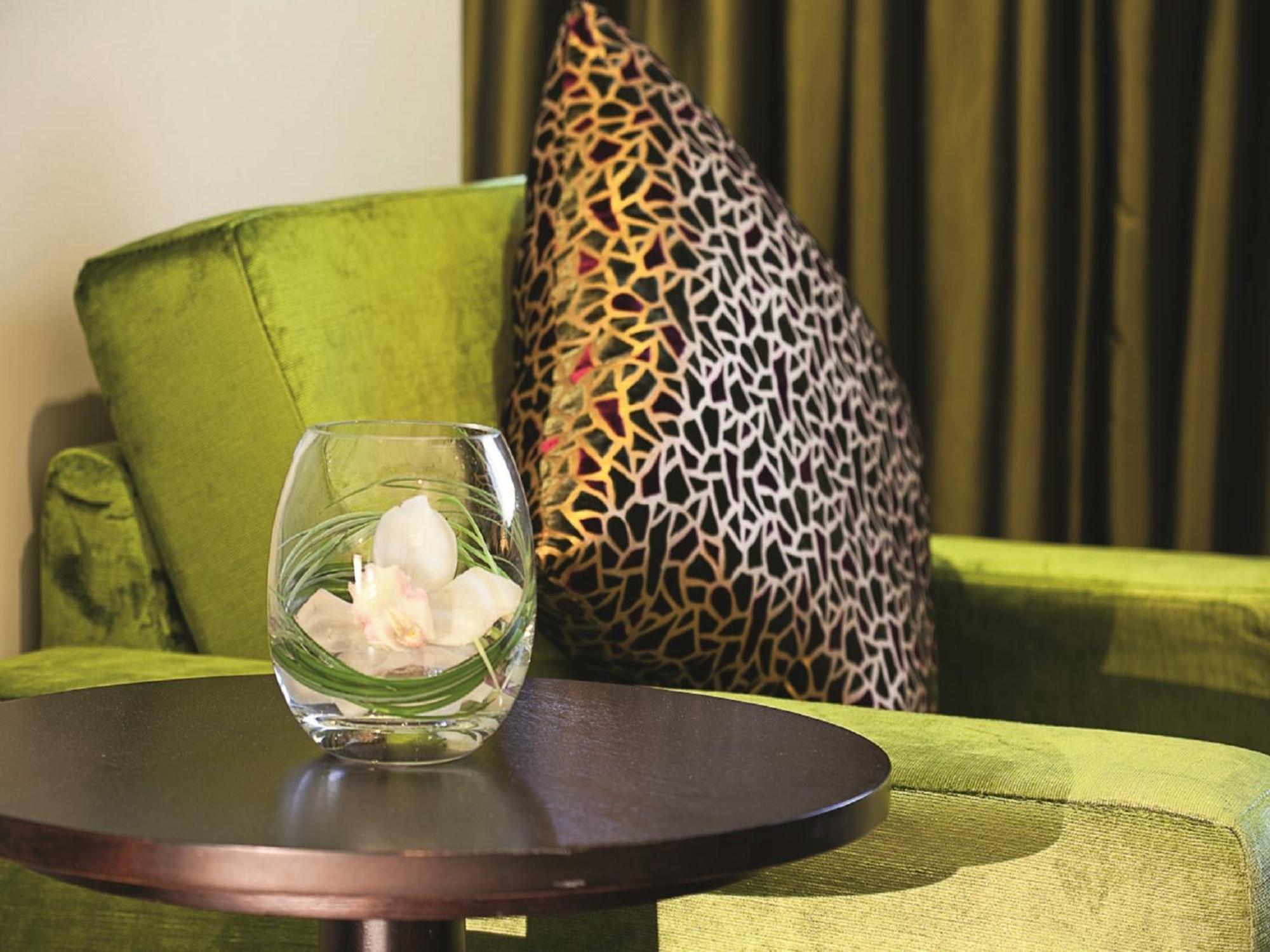 Moevenpick Hotel Apartments Al Mamzar Дубай Стая снимка A green sofa