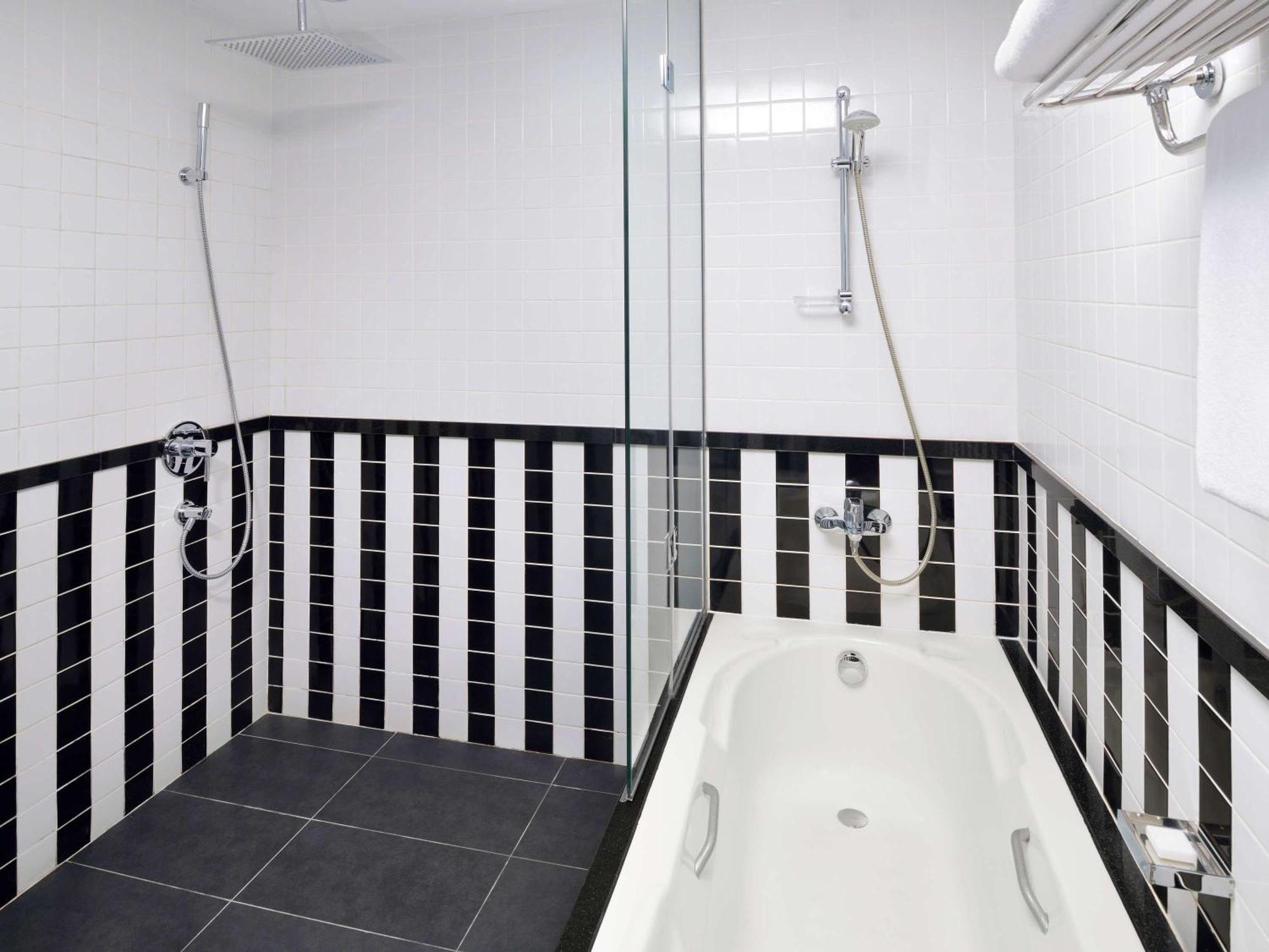Moevenpick Hotel Apartments Al Mamzar Дубай Екстериор снимка Bathroom with shower and bath