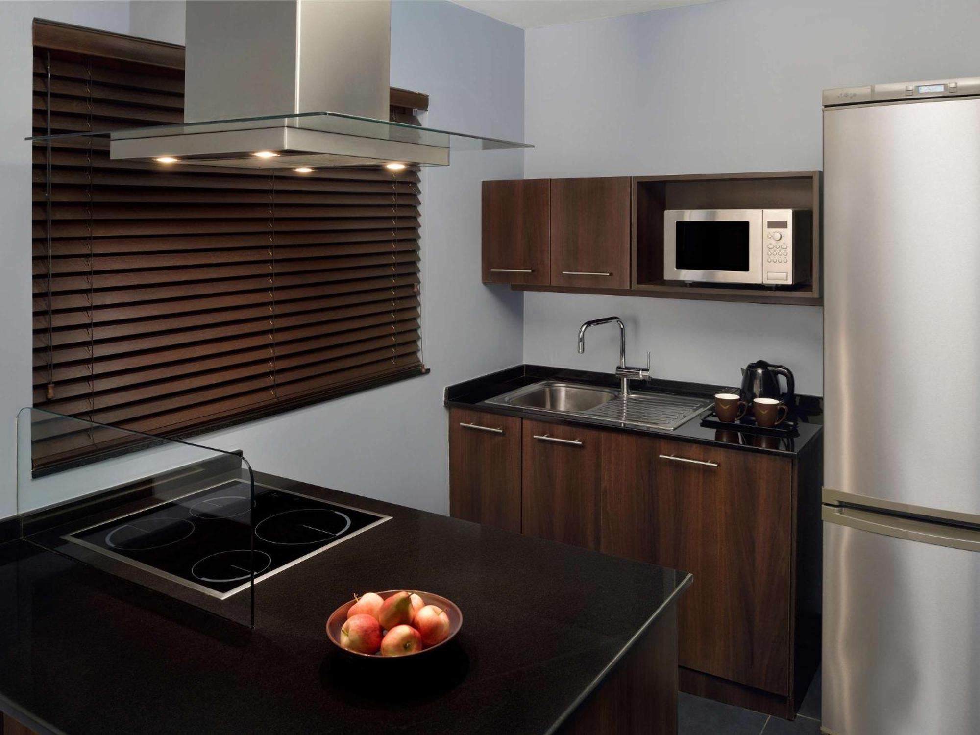 Moevenpick Hotel Apartments Al Mamzar Дубай Екстериор снимка A modern kitchen