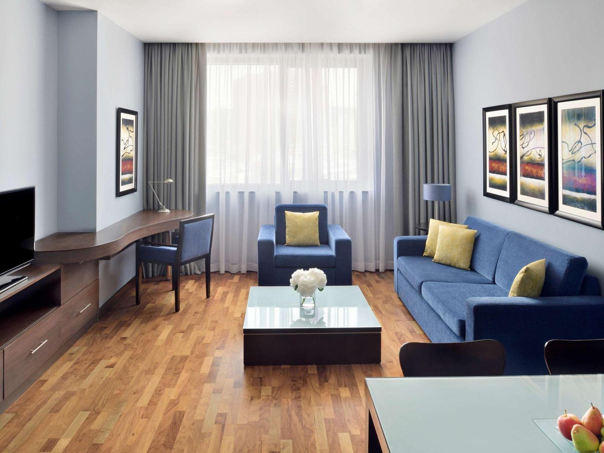 Moevenpick Hotel Apartments Al Mamzar Дубай Екстериор снимка A living room