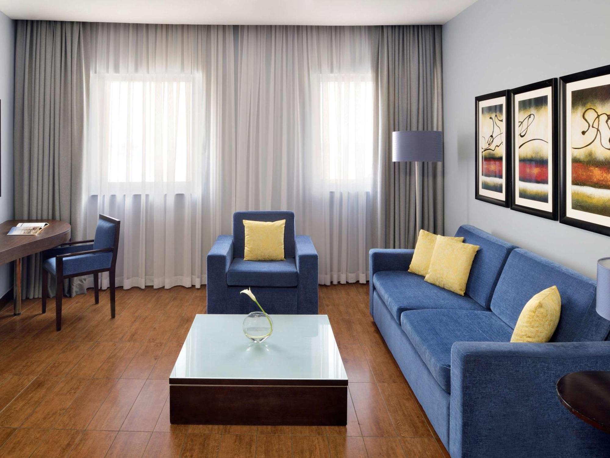 Moevenpick Hotel Apartments Al Mamzar Дубай Екстериор снимка A living room
