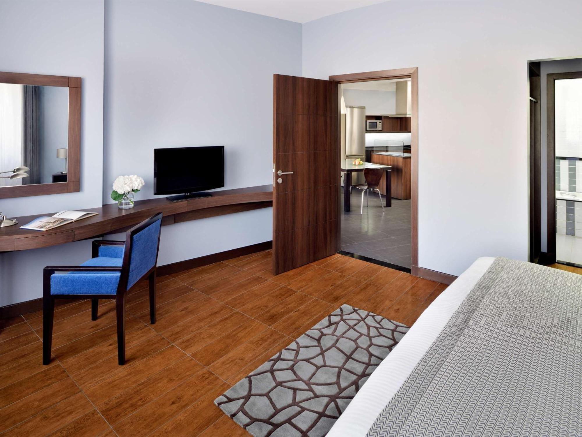 Moevenpick Hotel Apartments Al Mamzar Дубай Екстериор снимка A typical room at the hotel
