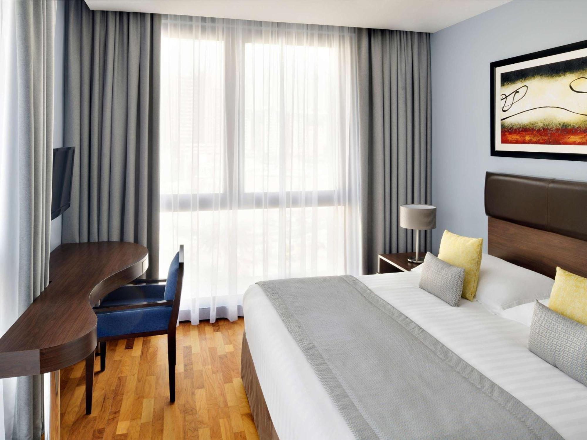 Moevenpick Hotel Apartments Al Mamzar Дубай Екстериор снимка A typical room at the hotel