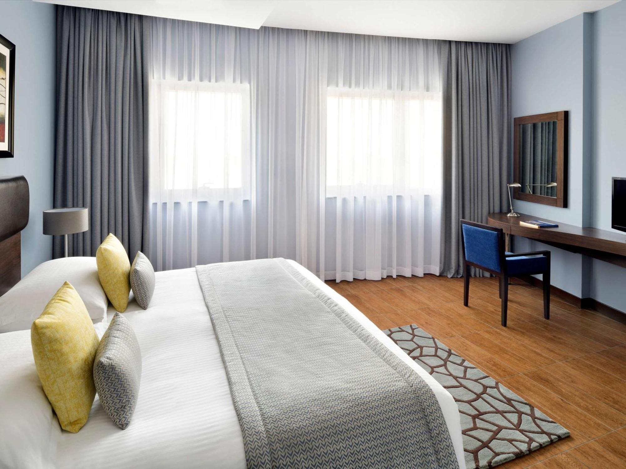 Moevenpick Hotel Apartments Al Mamzar Дубай Екстериор снимка A bedroom at the hotel