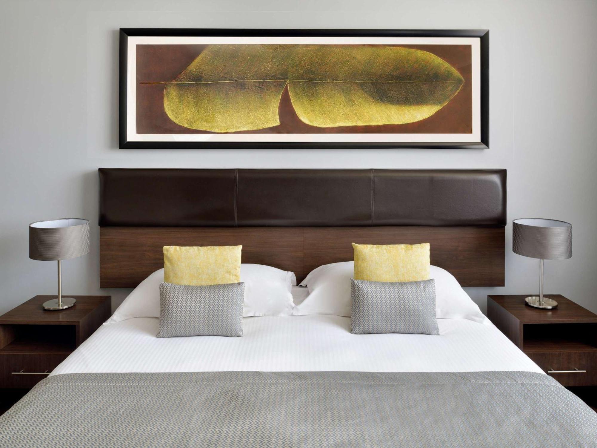 Moevenpick Hotel Apartments Al Mamzar Дубай Екстериор снимка A bedroom at the hotel