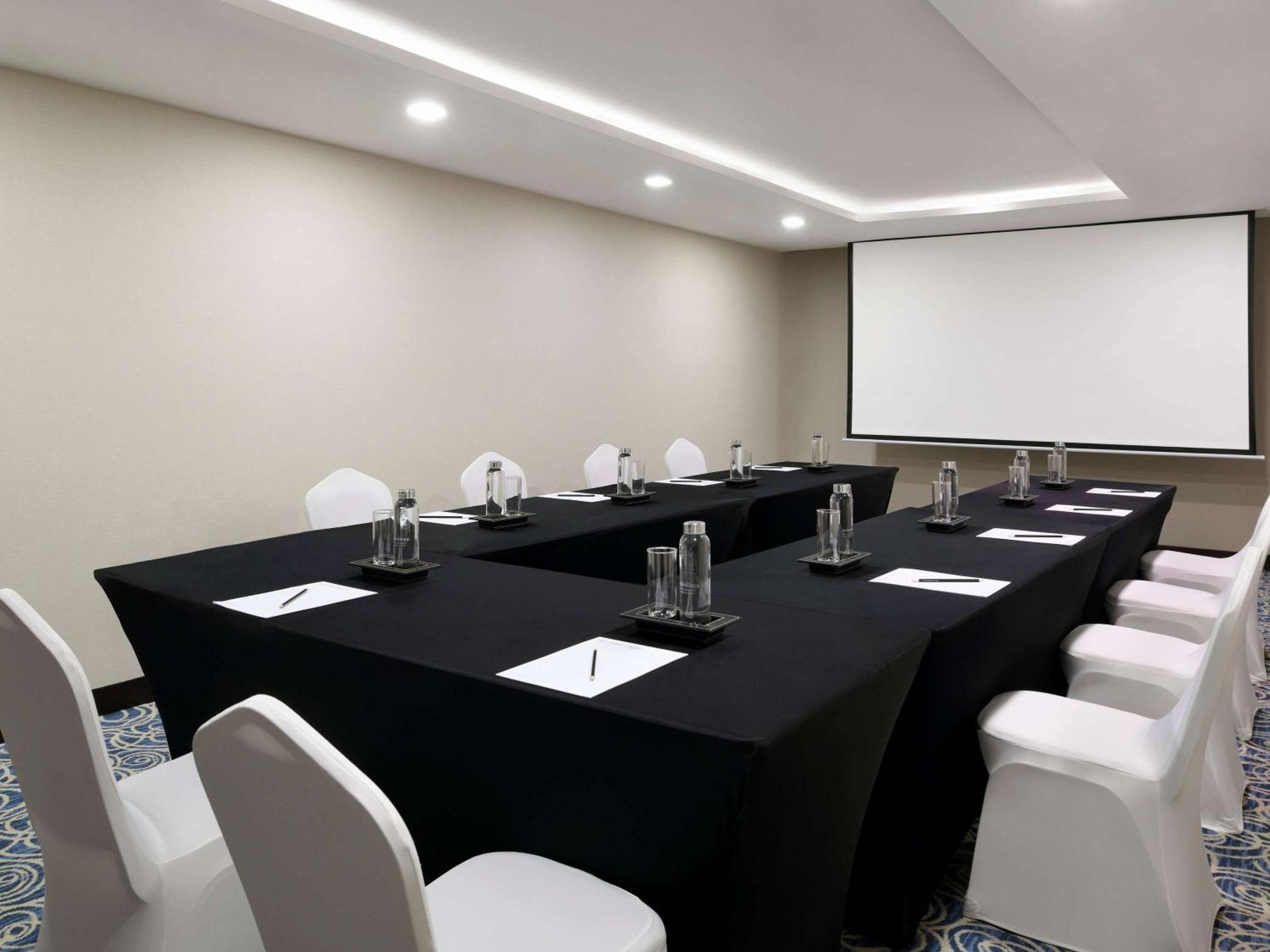 Moevenpick Hotel Apartments Al Mamzar Дубай Екстериор снимка Meeting room