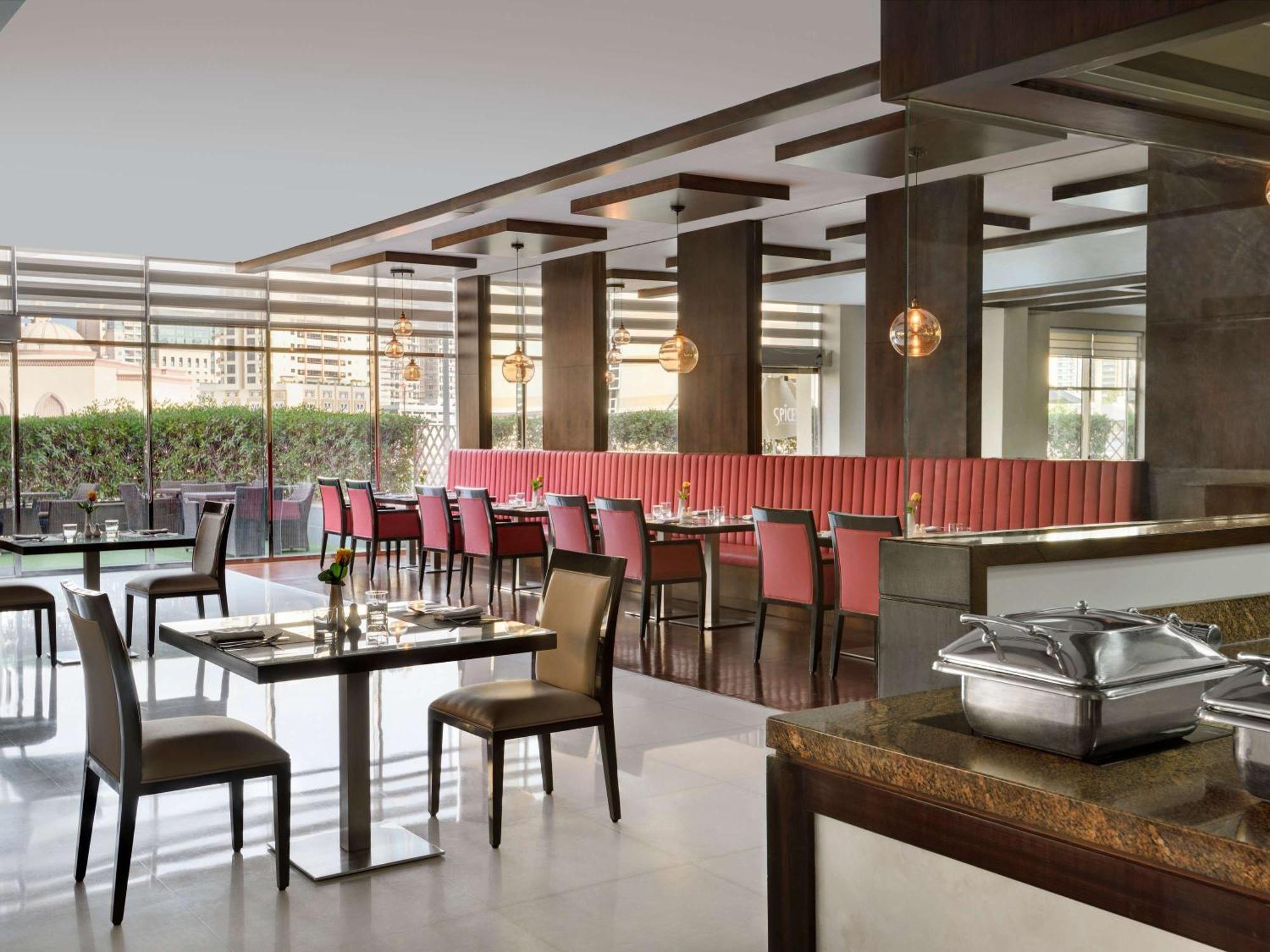 Moevenpick Hotel Apartments Al Mamzar Дубай Екстериор снимка The restaurant