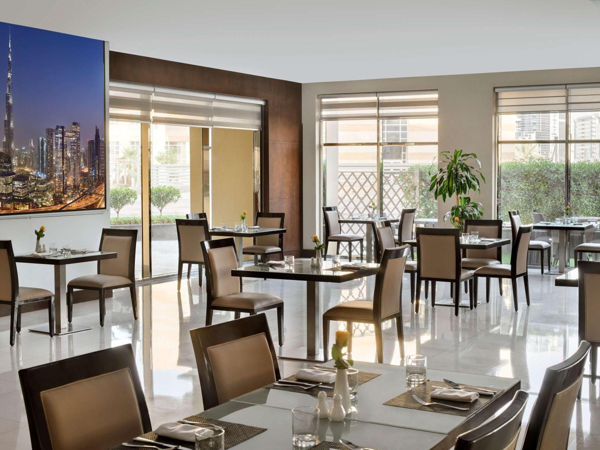 Moevenpick Hotel Apartments Al Mamzar Дубай Екстериор снимка The restaurant