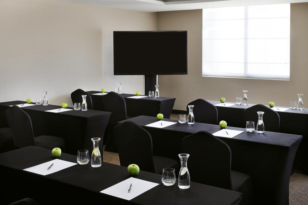 Moevenpick Hotel Apartments Al Mamzar Дубай Екстериор снимка Meeting room