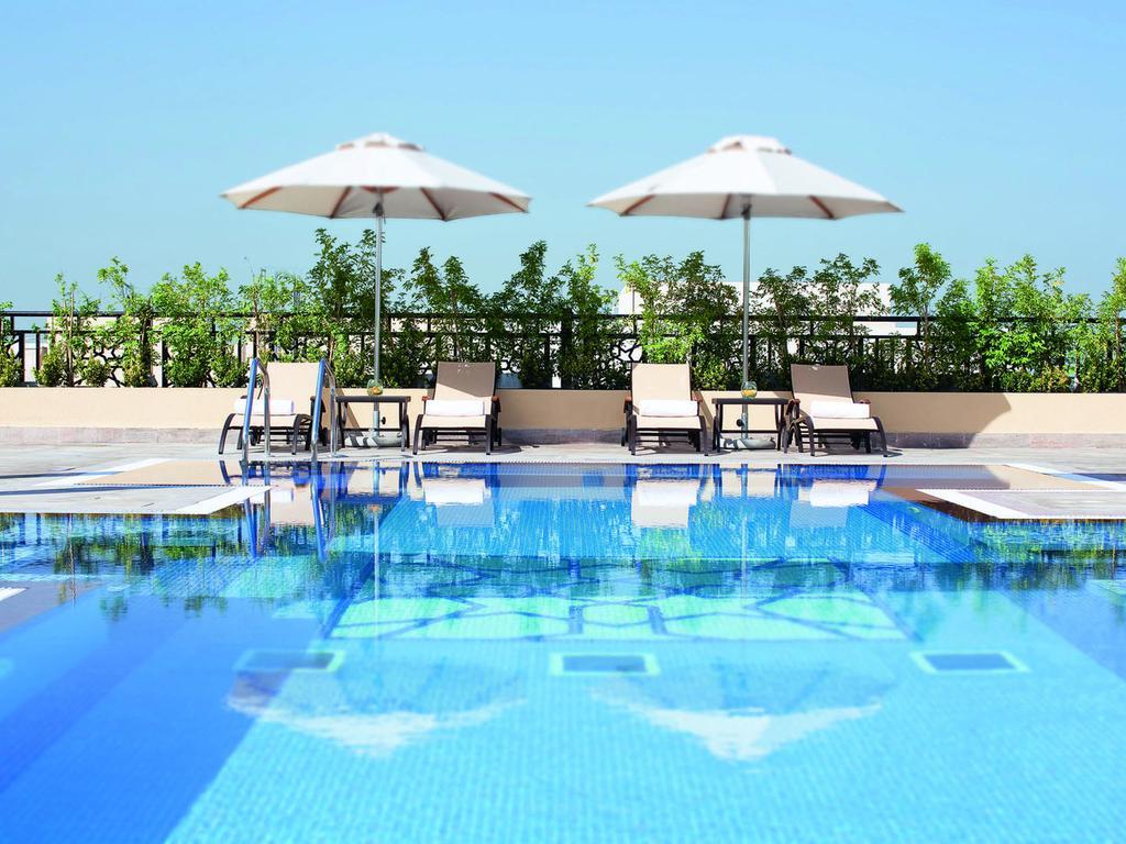 Moevenpick Hotel Apartments Al Mamzar Дубай Екстериор снимка The swimming pool at the hotel