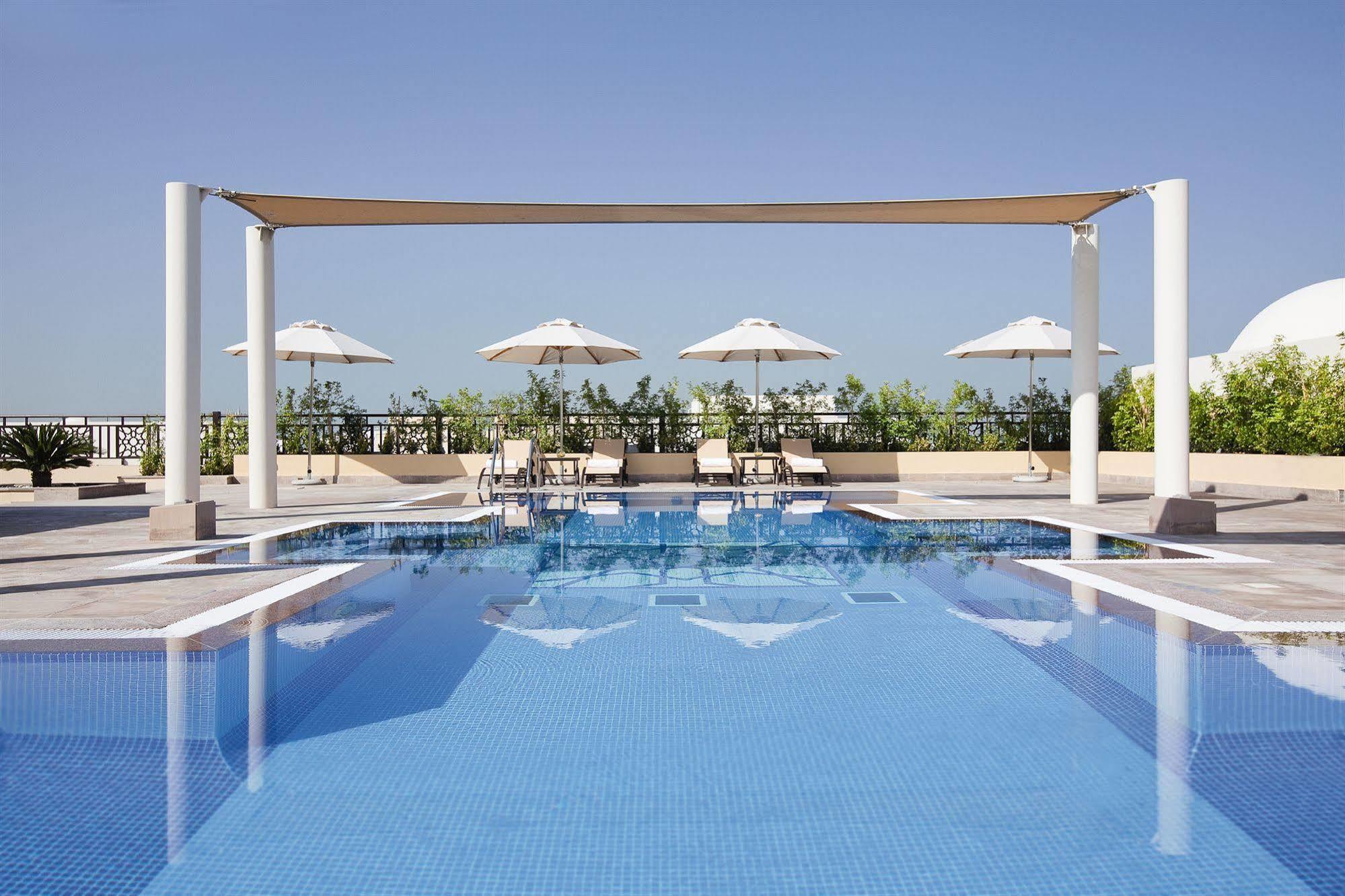 Moevenpick Hotel Apartments Al Mamzar Дубай Екстериор снимка The swimming pool at the hotel